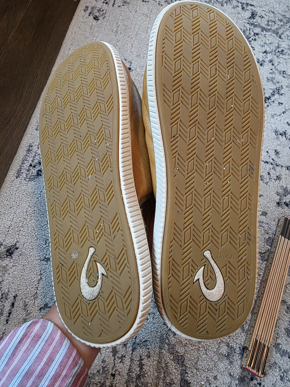 OluKai Mua'Ili Men's Tan Leather Mule Slippers Sz 11
